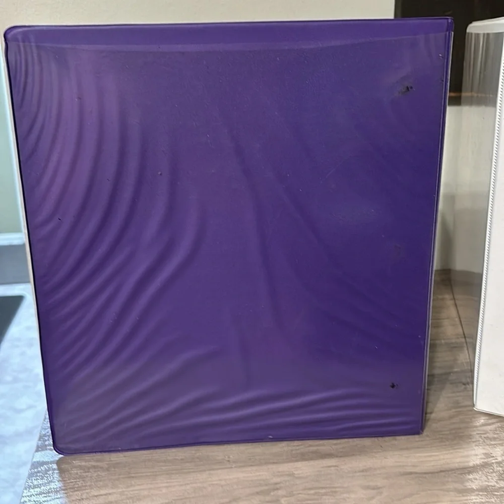 PRE OWNED 6 VARIOUS SIZES OF BINDERS WITH 70 SHEET PROTECTORS
